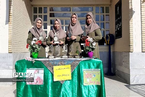 جشن ولادت حضرت زینب (س) در دبستان شاهد ٢ ملایر