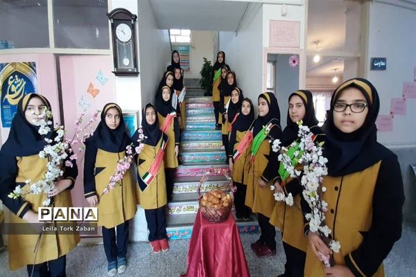 جشن ولادت حضرت زینب (س) در دبستان شاهد ٢ ملایر