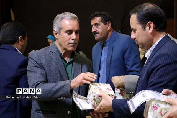 همایش کیفیت بخشی به آموزش و توانمندسازی کارکنان آموزشی در شهرستان آباده
