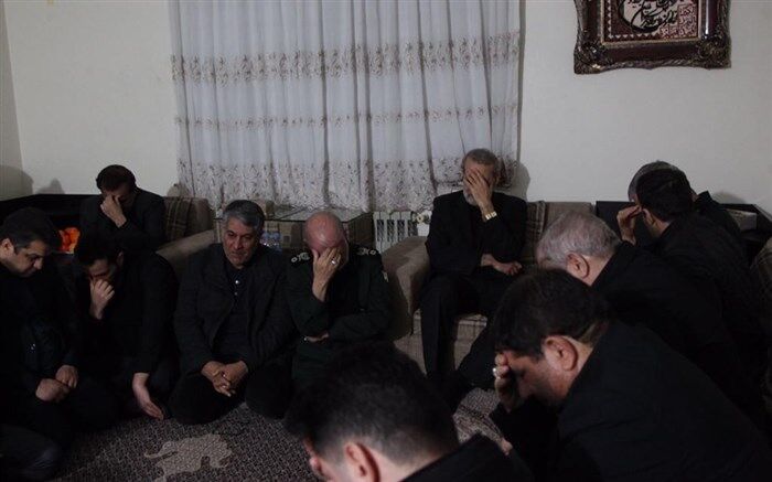 حضور لاریجانی در منزل سپهبد سلیمانی + تصویر