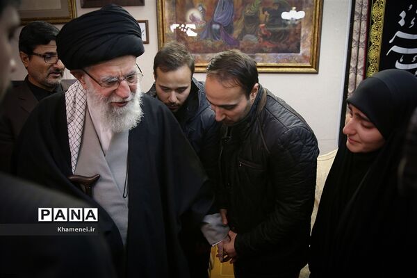 حضور رهبر معظم انقلاب اسلامی در منزل سپهبد شهید حاج قاسم سلیمانی