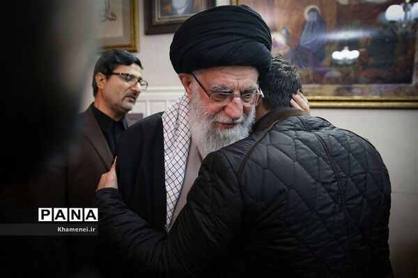 حضور رهبر معظم انقلاب اسلامی در منزل سپهبد شهید حاج قاسم سلیمانی