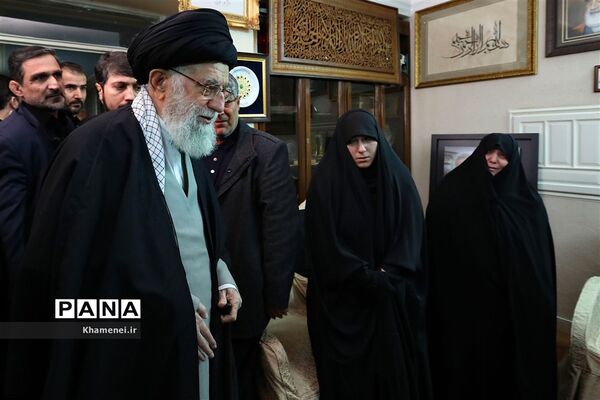 حضور رهبر معظم انقلاب اسلامی در منزل سپهبد شهید حاج قاسم سلیمانی