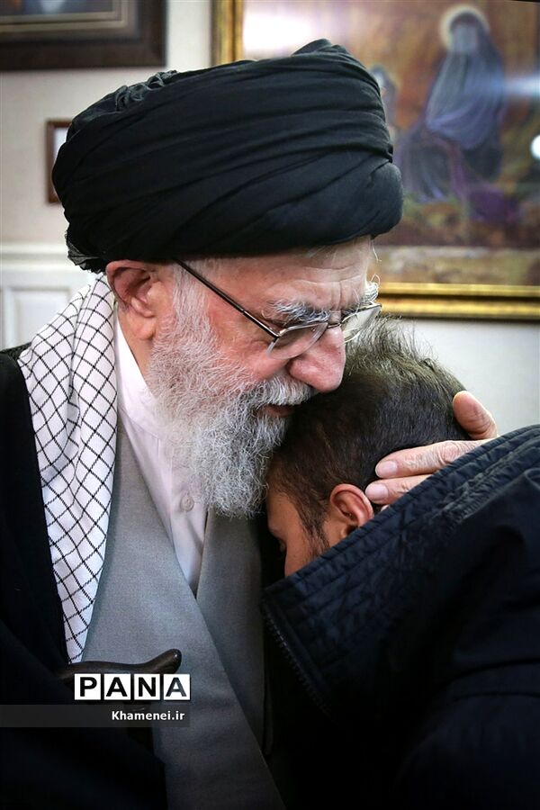 حضور رهبر معظم انقلاب اسلامی در منزل سپهبد شهید حاج قاسم سلیمانی