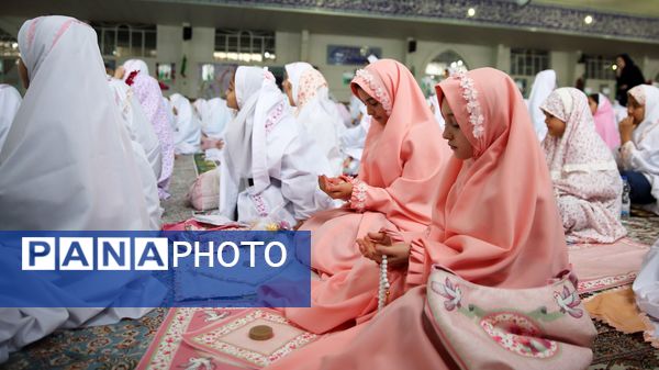 حضور پرشور مکلفین در مصلی بزرگ امام خامنه‌ای(مدظله العالی) با حضور بیش از ۱۰۰۰ هزار دانش‌آموز شهرستان