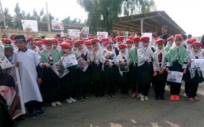 دانش آموزان وفرهنگیان چابهاری در مقابل سپاه این شهرستان تجمع کردند
