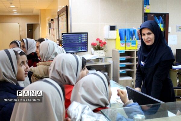 بازدید رئیس سازمان دانش آموزی و تعدادی از دانش آموزان پیشتاز از بیمارستان فرشچیان همدان
