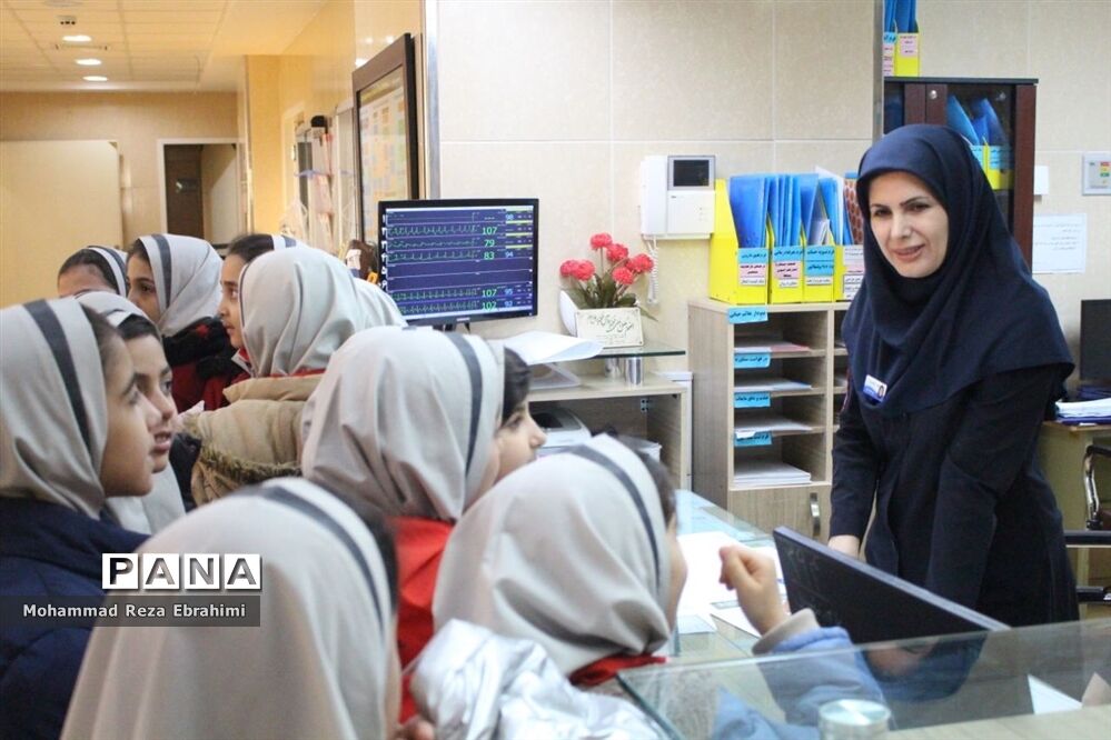 بازدید رئیس سازمان دانش آموزی و تعدادی از دانش آموزان پیشتاز از بیمارستان فرشچیان همدان