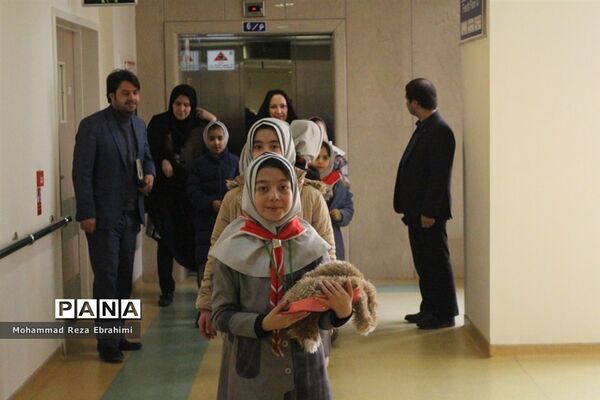 بازدید رئیس سازمان دانش آموزی و تعدادی از دانش آموزان پیشتاز از بیمارستان فرشچیان همدان