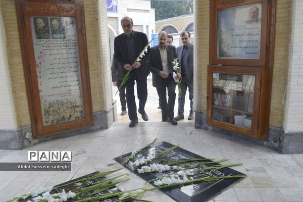 عطر افشانی و گل گزاری قبور مطهر شهدا در آستانه یادواره شهدای فرهنگی و دانش‌آموزی استان بوشهر