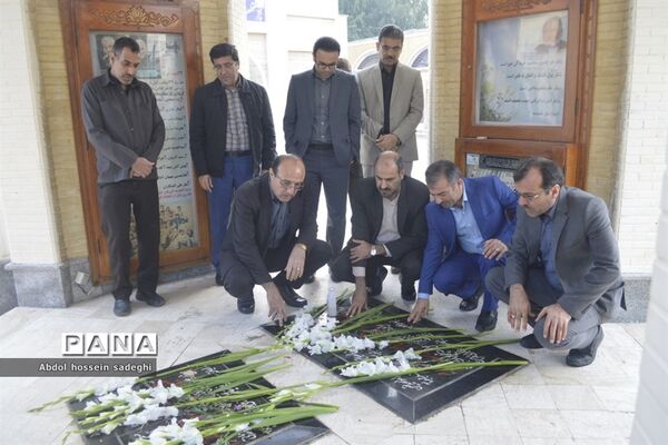 عطر افشانی و گل گزاری قبور مطهر شهدا در آستانه یادواره شهدای فرهنگی و دانش‌آموزی استان بوشهر