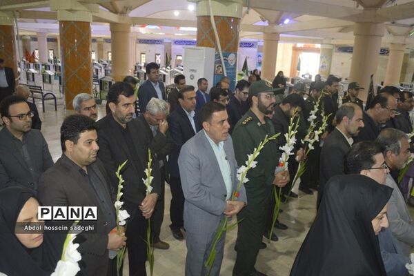 عطر افشانی و گل گزاری قبور مطهر شهدا در آستانه یادواره شهدای فرهنگی و دانش‌آموزی استان بوشهر