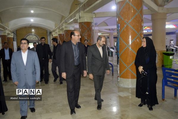 عطر افشانی و گل گزاری قبور مطهر شهدا در آستانه یادواره شهدای فرهنگی و دانش‌آموزی استان بوشهر