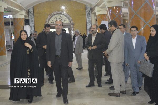 عطر افشانی و گل گزاری قبور مطهر شهدا در آستانه یادواره شهدای فرهنگی و دانش‌آموزی استان بوشهر
