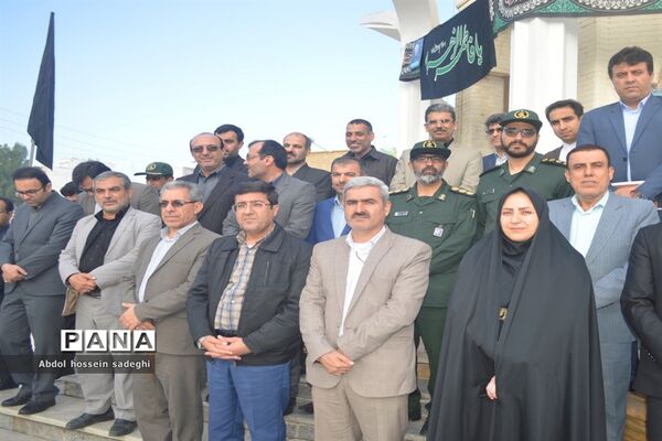 عطر افشانی و گل گزاری قبور مطهر شهدا در آستانه یادواره شهدای فرهنگی و دانش‌آموزی استان بوشهر