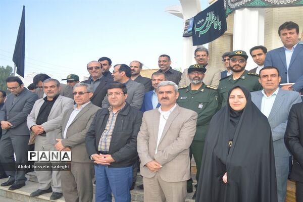 عطر افشانی و گل گزاری قبور مطهر شهدا در آستانه یادواره شهدای فرهنگی و دانش‌آموزی استان بوشهر