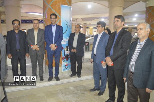 عطر افشانی و گل گزاری قبور مطهر شهدا در آستانه یادواره شهدای فرهنگی و دانش‌آموزی استان بوشهر