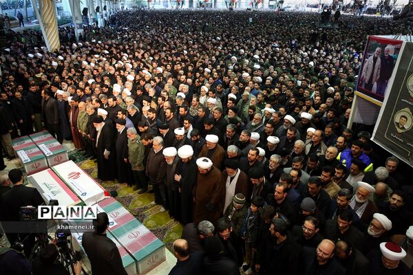 اقامه نماز بر پیکر شهید سپهبد قاسم سلیمانی و یاران مجاهد او