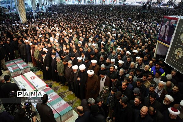 اقامه نماز بر پیکر شهید سپهبد قاسم سلیمانی و یاران مجاهد او