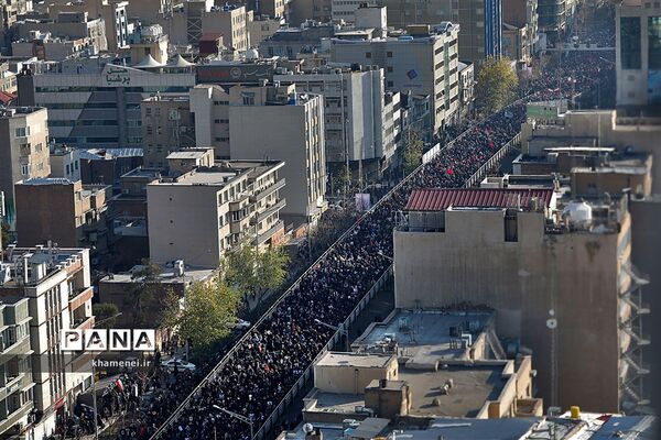 اقامه نماز بر پیکر شهید سپهبد قاسم سلیمانی و یاران مجاهد او