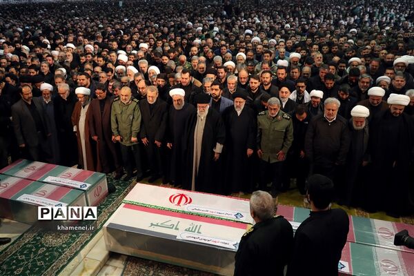 اقامه نماز بر پیکر شهید سپهبد قاسم سلیمانی و یاران مجاهد او