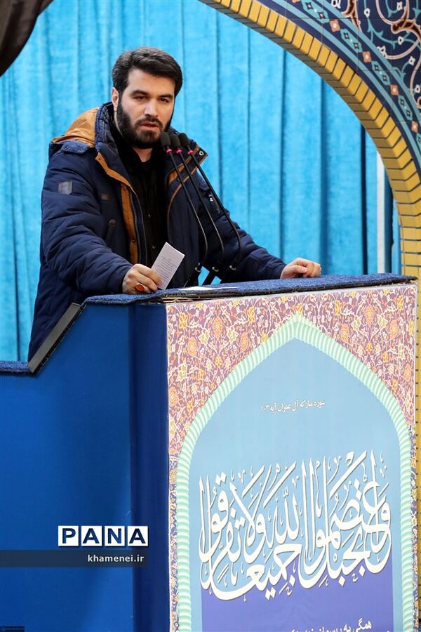 اقامه نماز بر پیکر شهید سپهبد قاسم سلیمانی و یاران مجاهد او