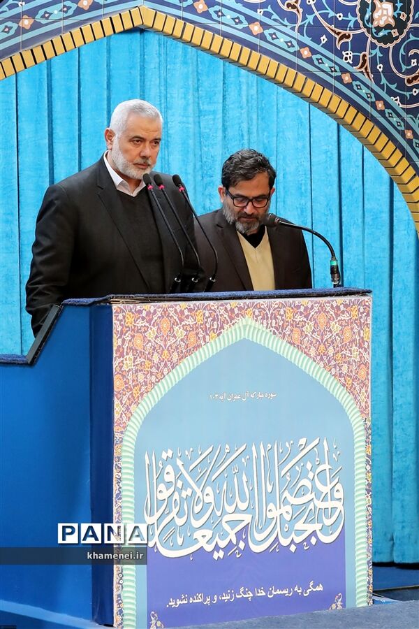 اقامه نماز بر پیکر شهید سپهبد قاسم سلیمانی و یاران مجاهد او