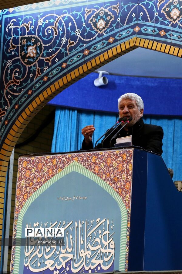 اقامه نماز بر پیکر شهید سپهبد قاسم سلیمانی و یاران مجاهد او