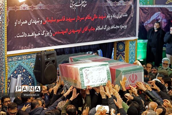 اقامه نماز بر پیکر شهید سپهبد قاسم سلیمانی و یاران مجاهد او