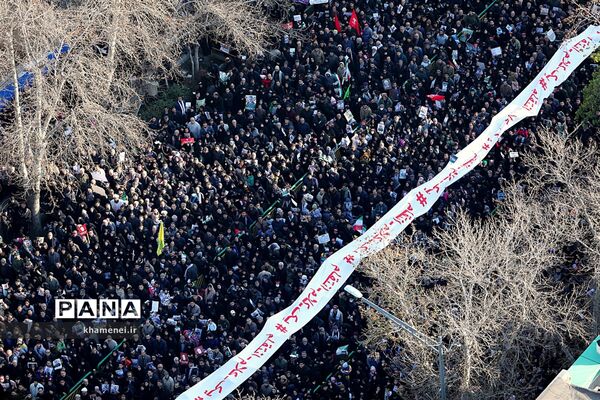 اقامه نماز بر پیکر شهید سپهبد قاسم سلیمانی و یاران مجاهد او