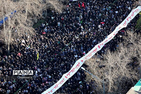 اقامه نماز بر پیکر شهید سپهبد قاسم سلیمانی و یاران مجاهد او