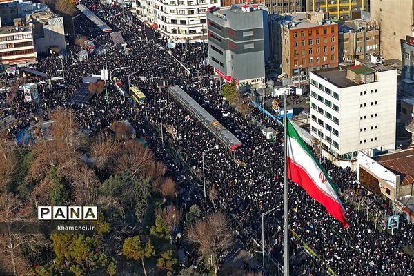 اقامه نماز بر پیکر شهید سپهبد قاسم سلیمانی و یاران مجاهد او