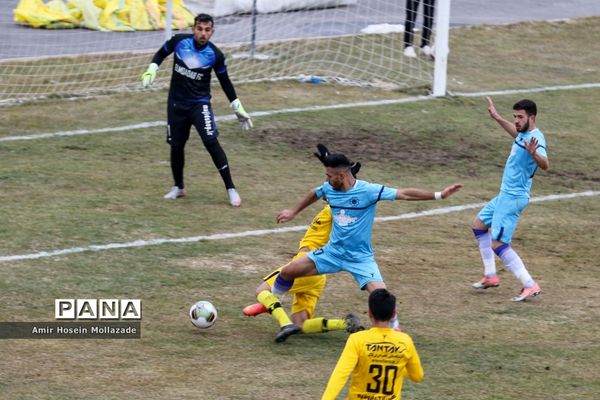 دیدار تیم های فوتبال نود ارومیه و علم و ادب تبریز