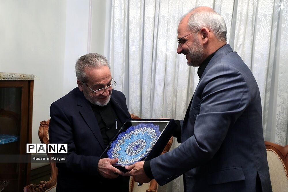 دیدار  و تکریم وزیر آموزش و پرورش از دو بازنشسته فرهنگی