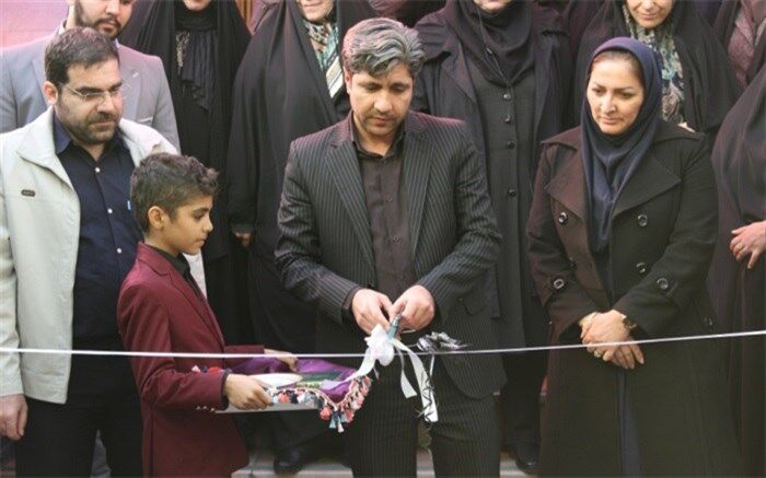 در راستای مبارزه با قاچاق کالا و ارز،نهادینه کردن مبحث اشتغال‌زایی درجامعه امری کلیدی و استراتژیک است
