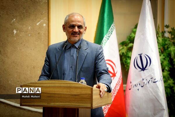 نشست صمیمی وزیرآموزش و پرورش با کارکنان معاونت برنامه ریزی و توسعه منابع آموزش و پروش
