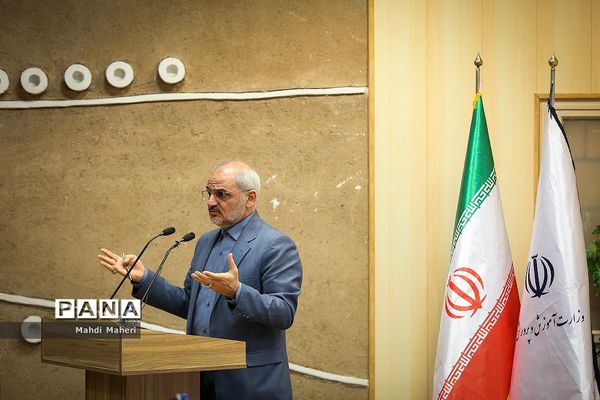 نشست صمیمی وزیرآموزش و پرورش با کارکنان معاونت برنامه ریزی و توسعه منابع آموزش و پروش