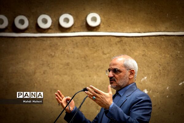 نشست صمیمی وزیرآموزش و پرورش با کارکنان معاونت برنامه ریزی و توسعه منابع آموزش و پروش