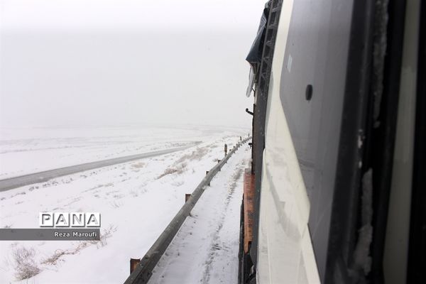 تلاش راهداران در جاده‌های برفی ارومیه
