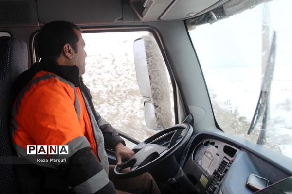 تلاش راهداران در جاده‌های برفی ارومیه