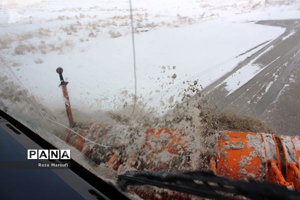 تلاش راهداران در جاده‌های برفی ارومیه