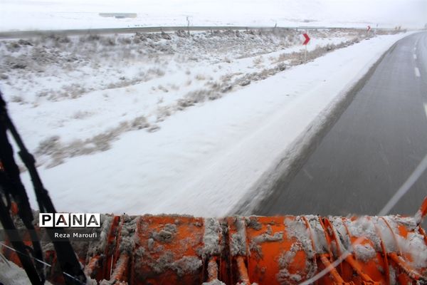 تلاش راهداران در جاده‌های برفی ارومیه