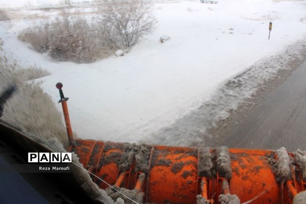 تلاش راهداران در جاده‌های برفی ارومیه