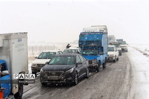 تلاش راهداران در جاده‌های برفی ارومیه