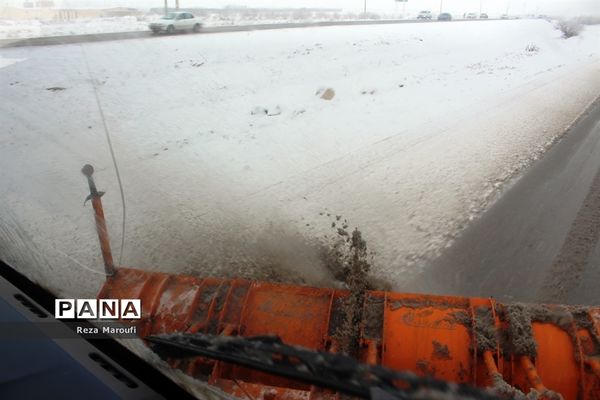 تلاش راهداران در جاده‌های برفی ارومیه