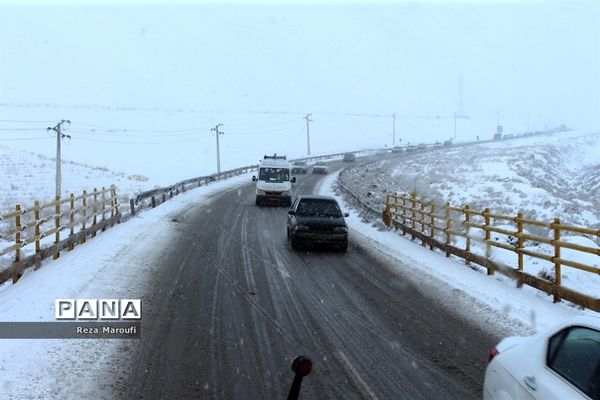 تلاش راهداران در جاده‌های برفی ارومیه