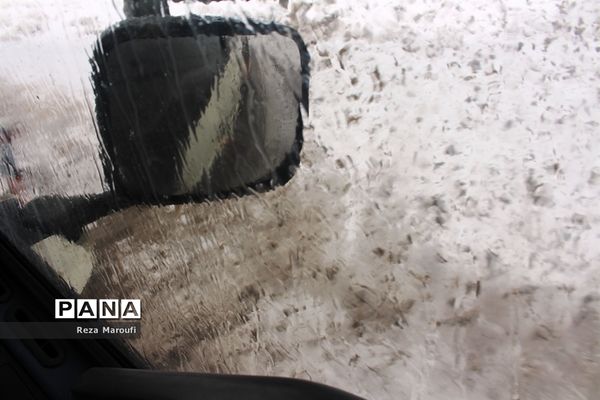 تلاش راهداران در جاده‌های برفی ارومیه