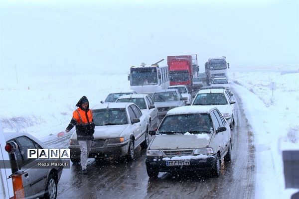 تلاش راهداران در جاده‌های برفی ارومیه