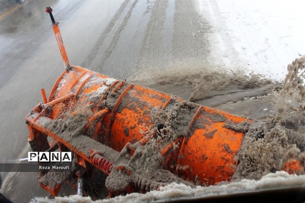 تلاش راهداران در جاده‌های برفی ارومیه