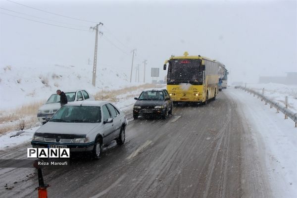 تلاش راهداران در جاده‌های برفی ارومیه